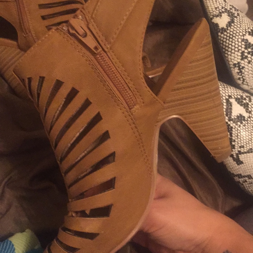 Heels - Picture 4 of 4